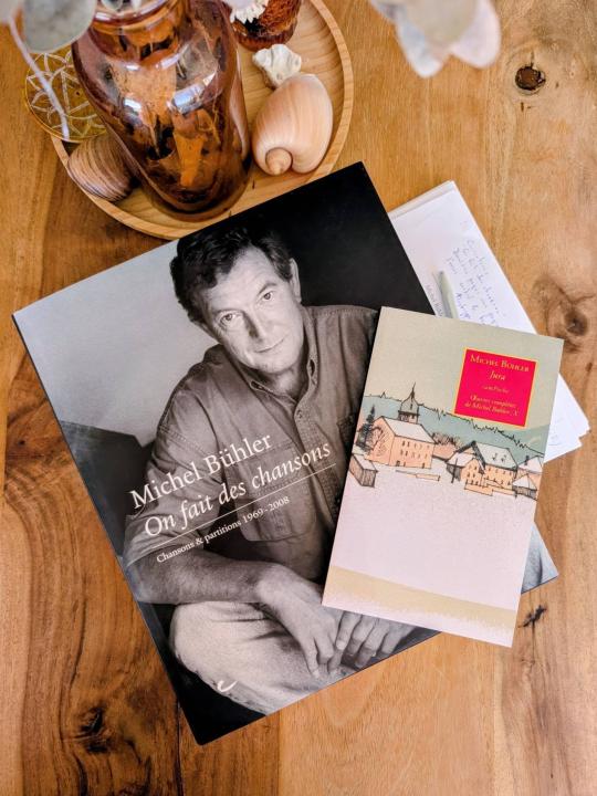 🎶 Michel Bühler : chansons en travail

En chantier, la mise en page des textes de Michel Bühler au format Campoche.

Un travail patient. Celui de reprendre, relire, ajuster, rendre au texte sa respiration propre.

Les chansons de Michel Bühler portent une langue directe, fraternelle, parfois rude, toujours juste. Une langue qui regarde le monde sans détour. Les faire entrer en poche, c’est prolonger leur durée.

À paraître prochainement chez Bernard Campiche Éditeur.

Michel Bühler : On fait des chansons.
…
